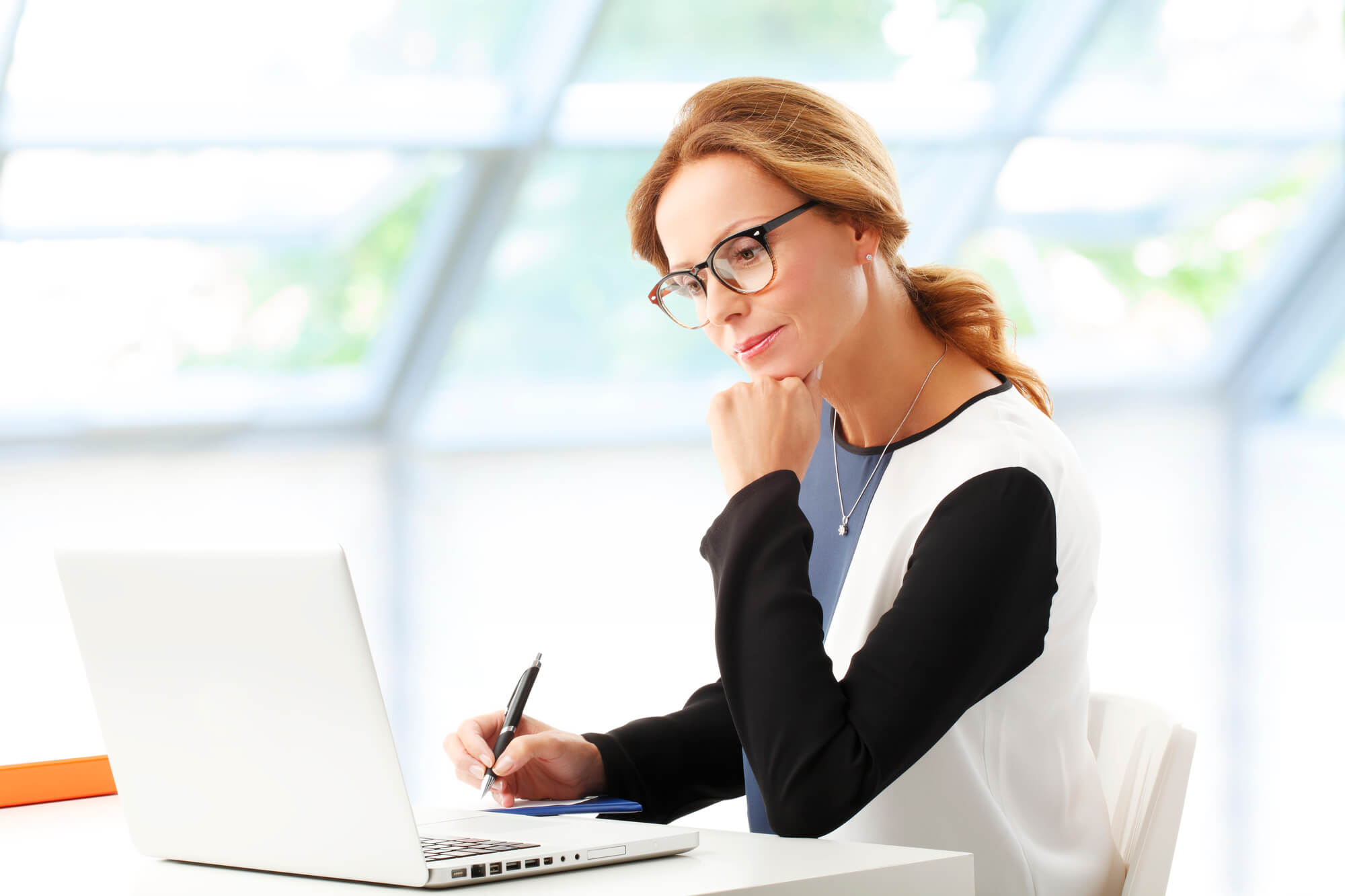 Veja como ter uma boa postura quando se passa muito tempo sentado