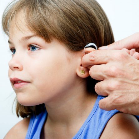 Descubra os 5 principais cuidados com aparelhos auditivos